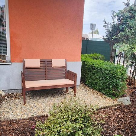 Bastien Studio Near Airport Прага Экстерьер фото