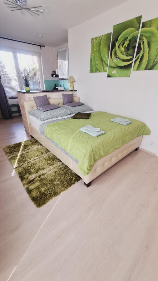 Bastien Studio Near Airport Прага Экстерьер фото
