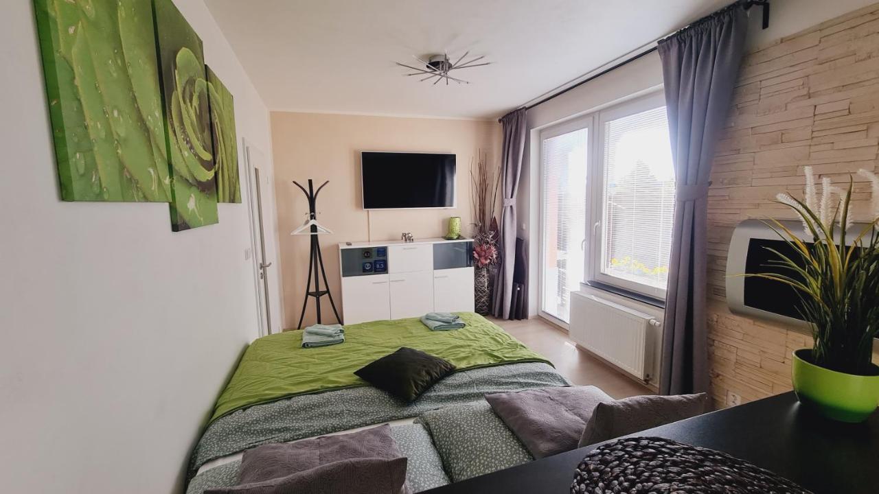Bastien Studio Near Airport Прага Экстерьер фото