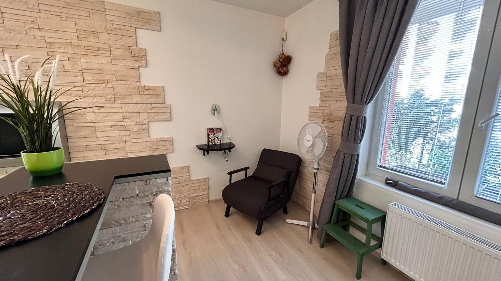 Bastien Studio Near Airport Прага Экстерьер фото