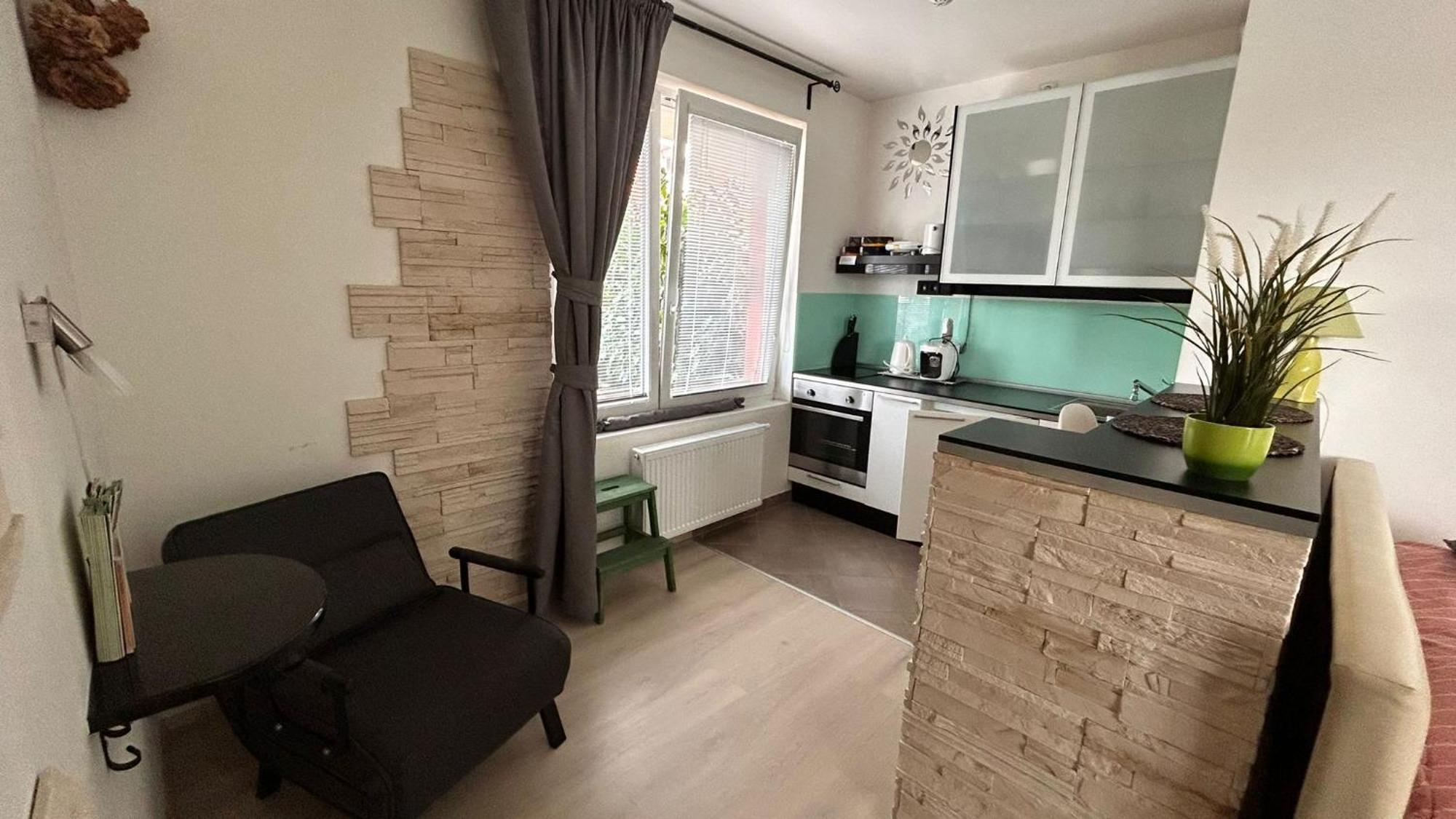 Bastien Studio Near Airport Прага Экстерьер фото