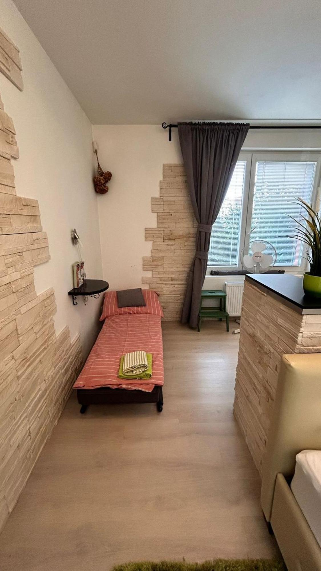 Bastien Studio Near Airport Прага Экстерьер фото