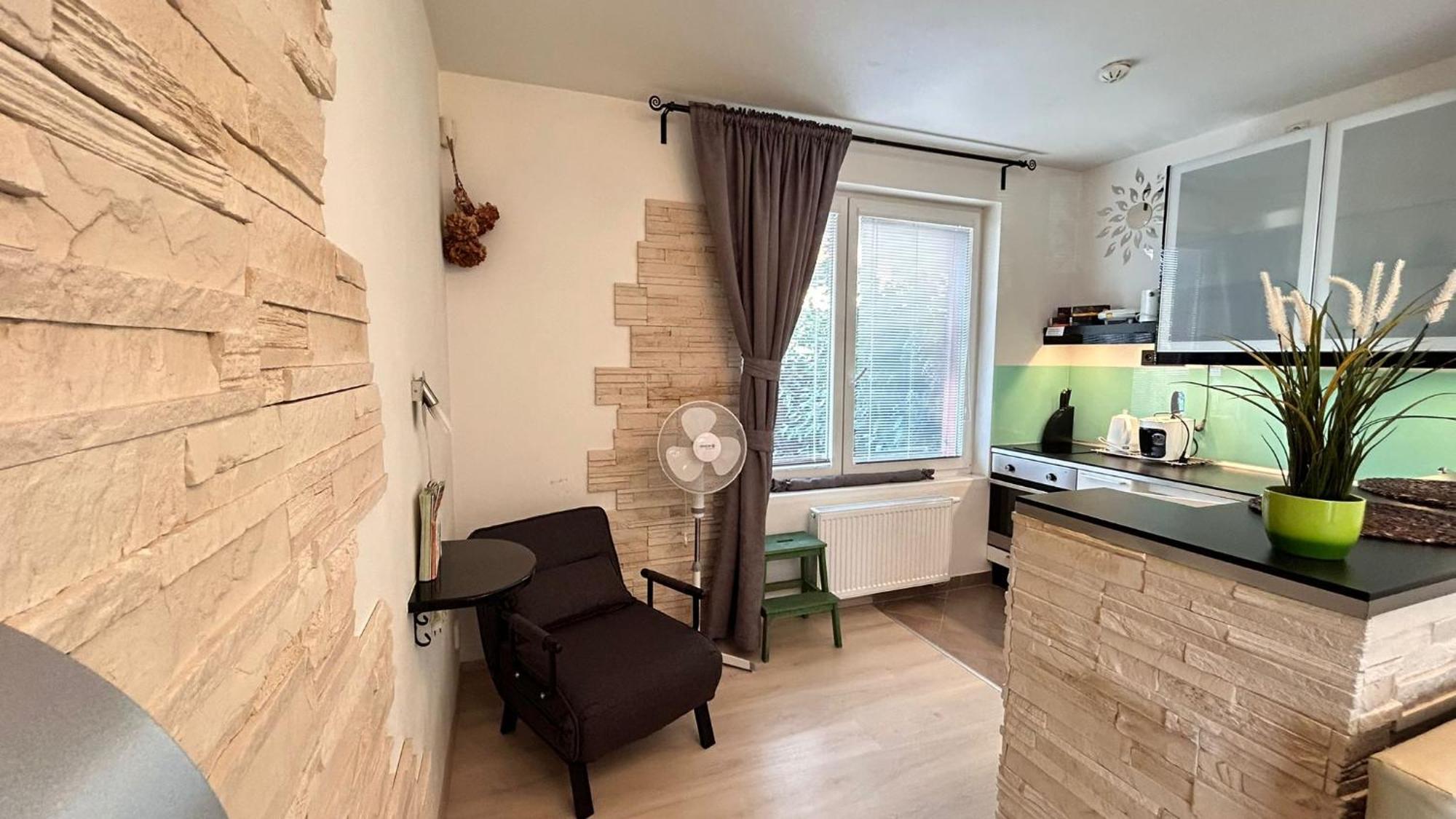 Bastien Studio Near Airport Прага Экстерьер фото