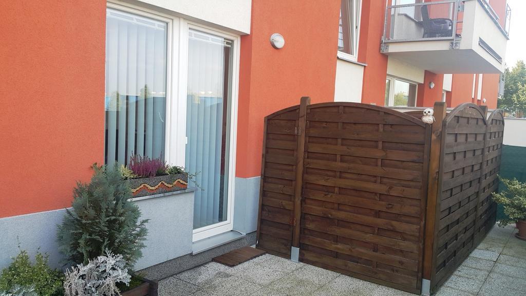 Bastien Studio Near Airport Прага Экстерьер фото