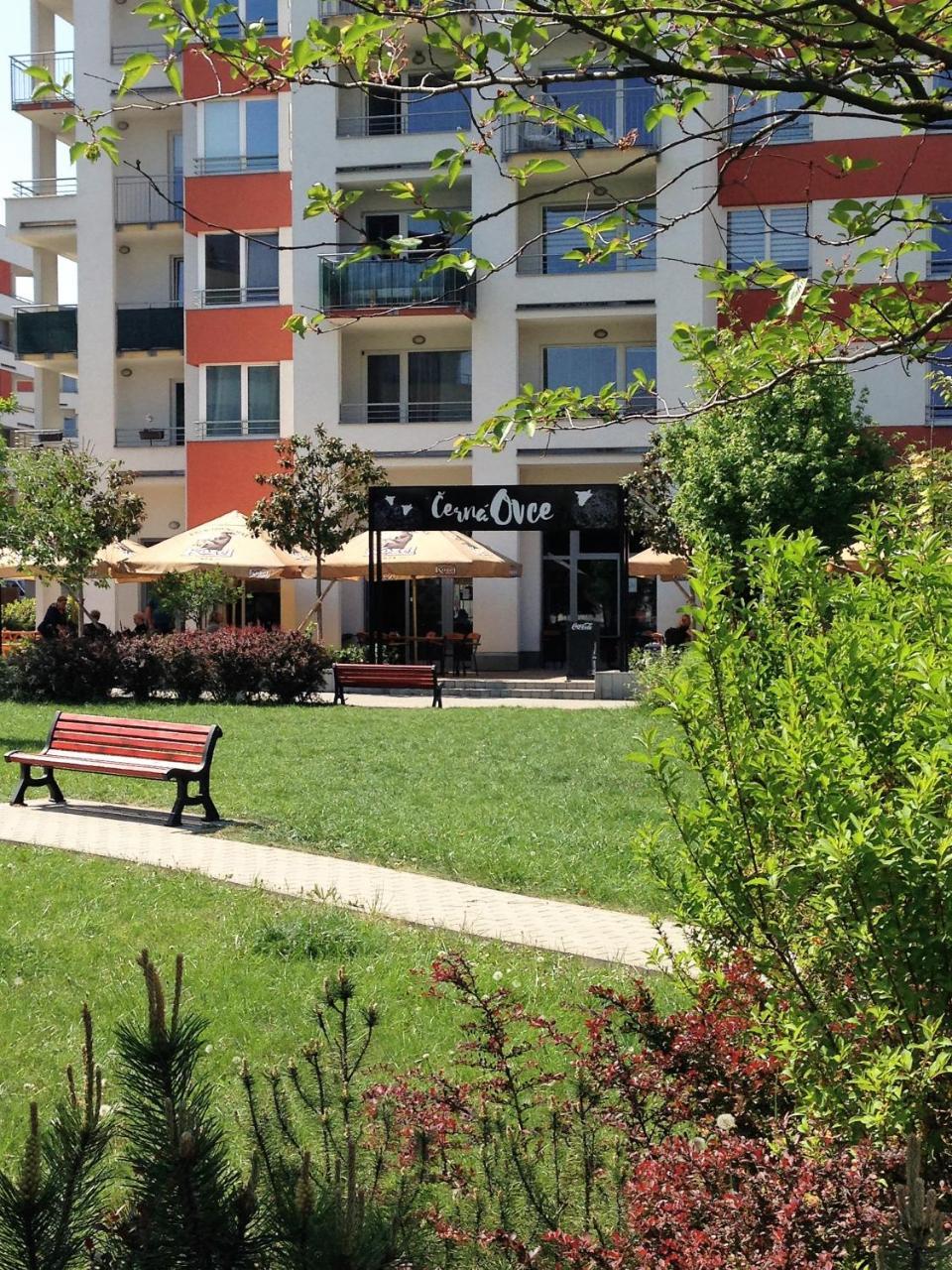 Bastien Studio Near Airport Прага Экстерьер фото