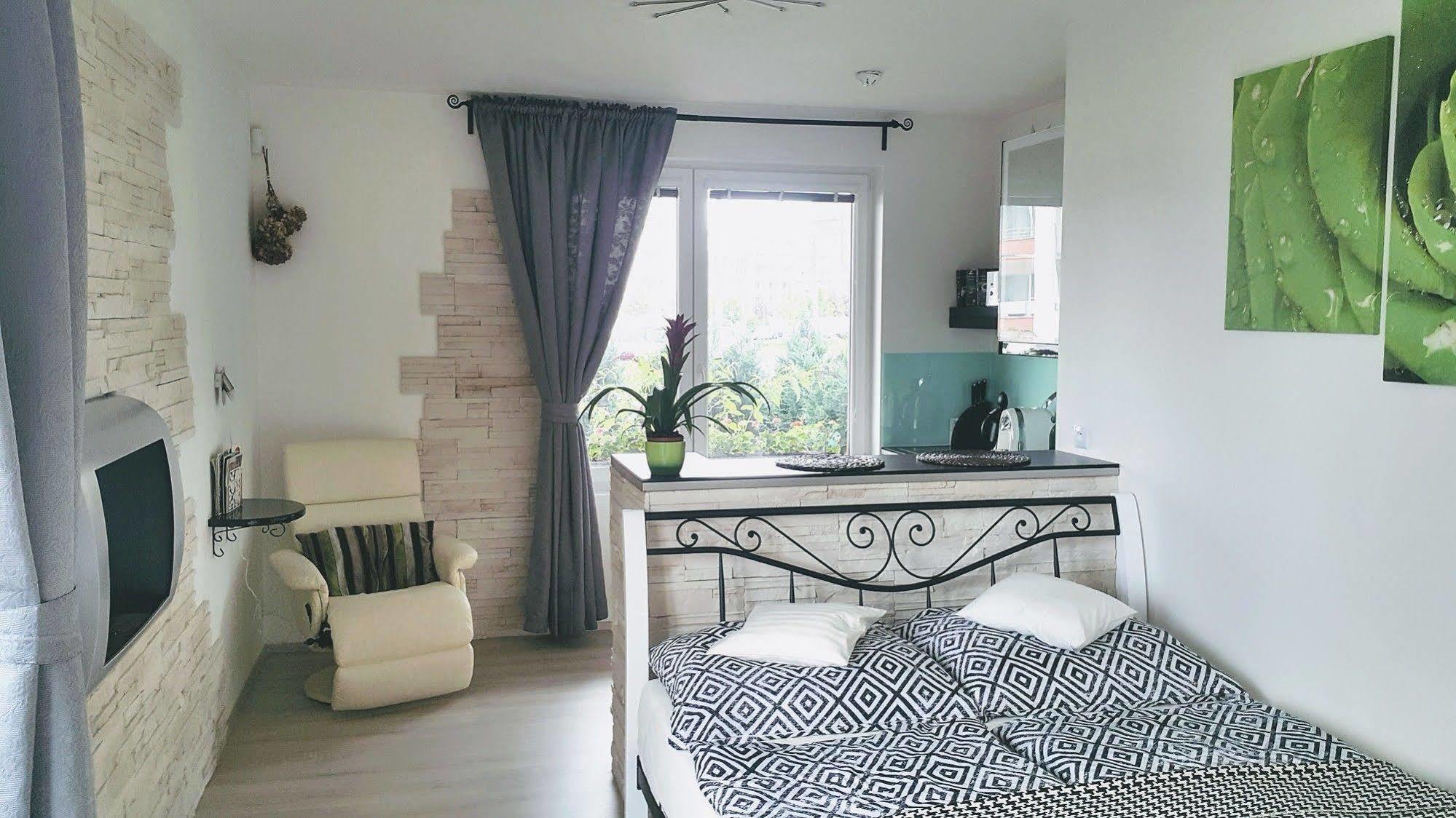 Bastien Studio Near Airport Прага Экстерьер фото
