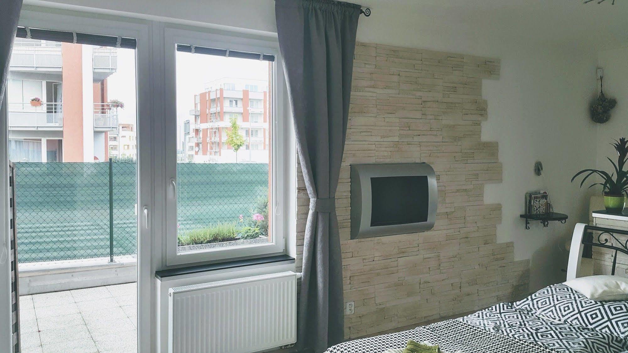 Bastien Studio Near Airport Прага Экстерьер фото