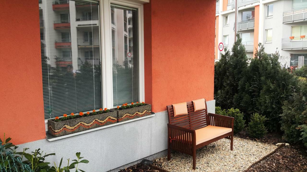 Bastien Studio Near Airport Прага Экстерьер фото