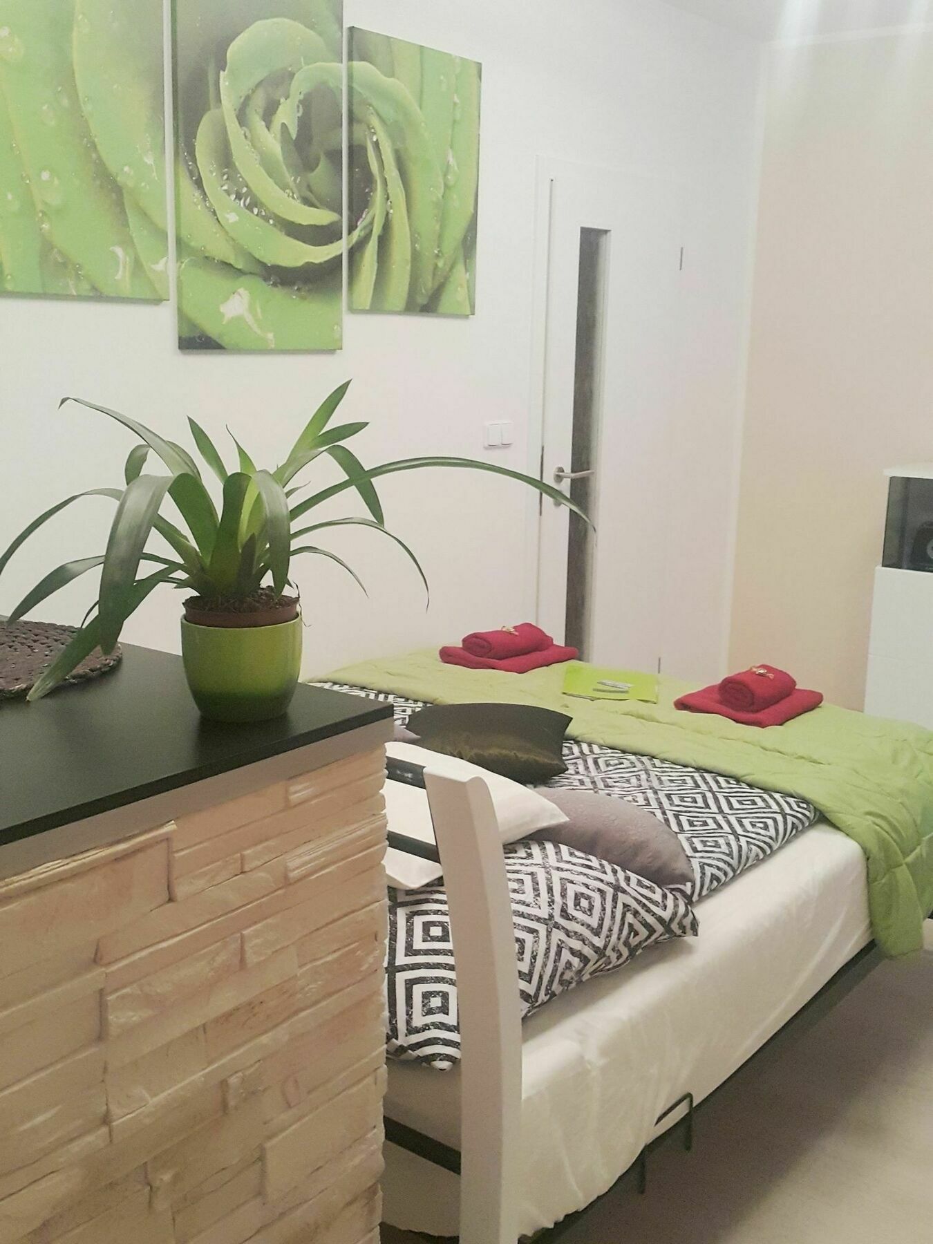Bastien Studio Near Airport Прага Экстерьер фото
