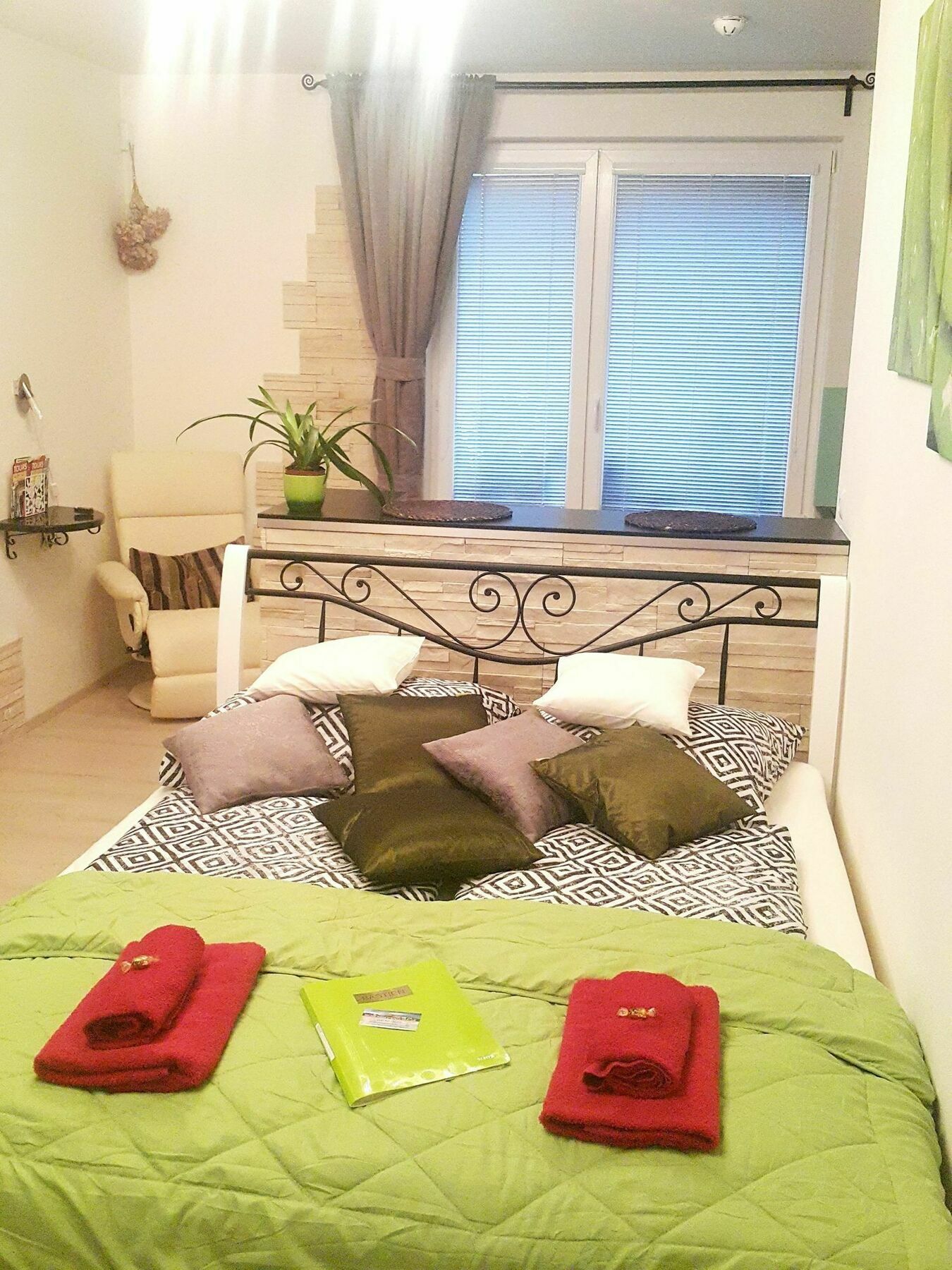 Bastien Studio Near Airport Прага Экстерьер фото