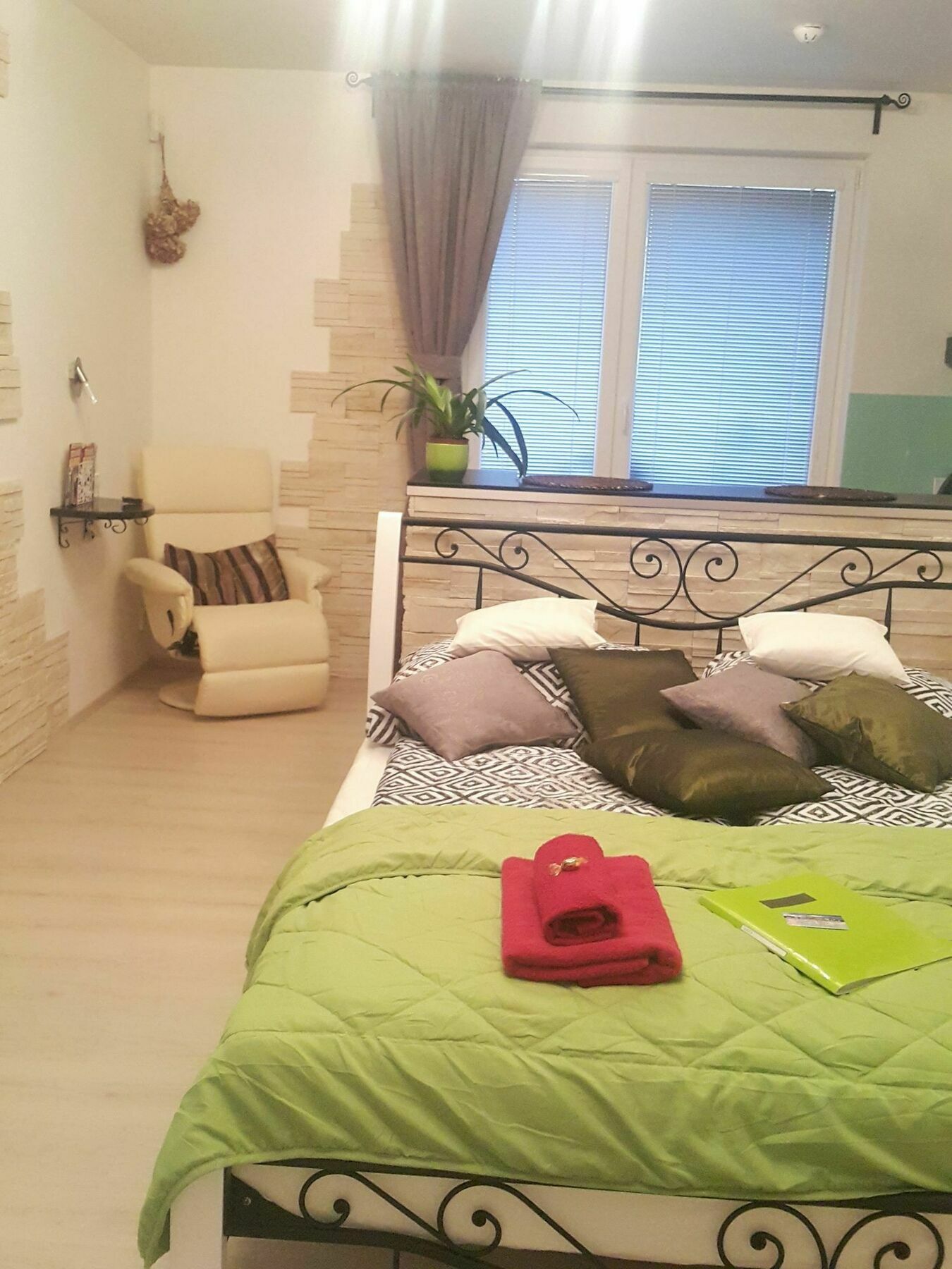Bastien Studio Near Airport Прага Экстерьер фото