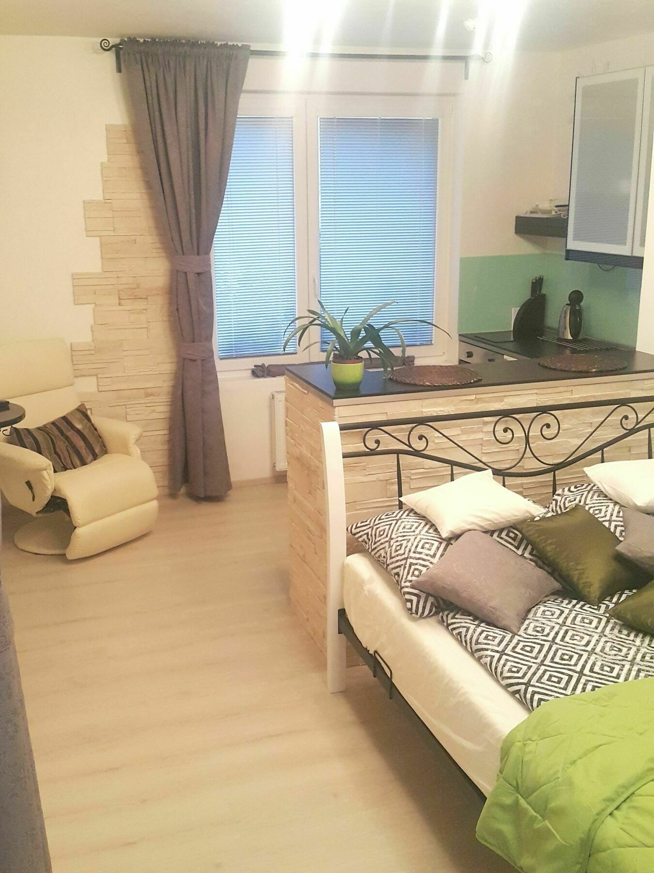 Bastien Studio Near Airport Прага Экстерьер фото