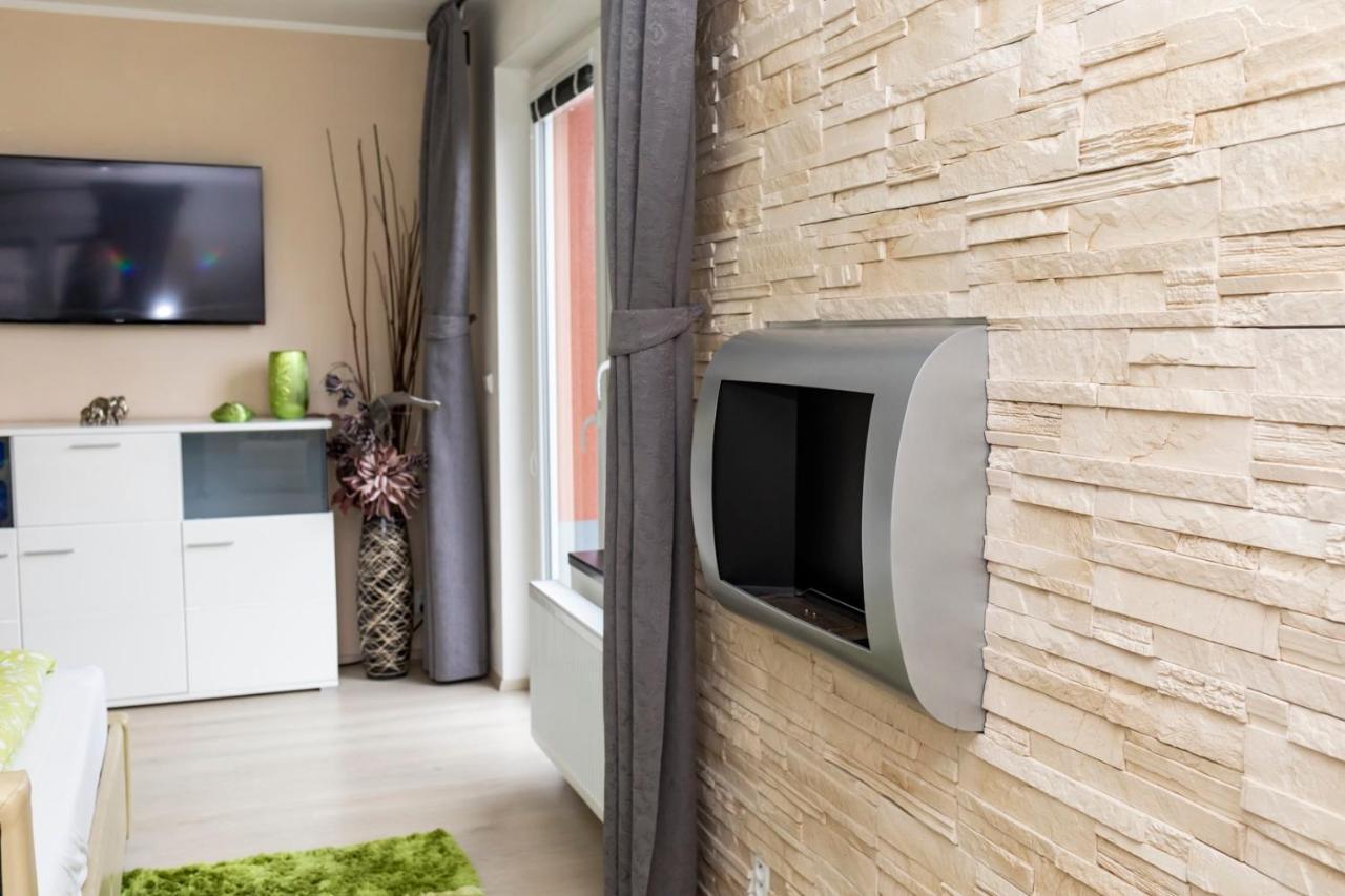 Bastien Studio Near Airport Прага Экстерьер фото